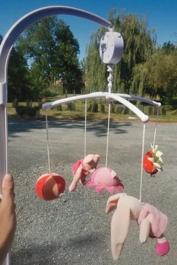 Mobile nounours autour de bébé