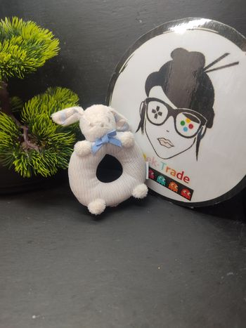 peluche hochet lapin Jacadi grelot blanc bleu beige rayé noeud Rond DD003741