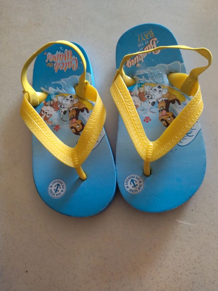 Tongs avec élastiques à l'arrière. Taille 26/27 - photo numéro 2