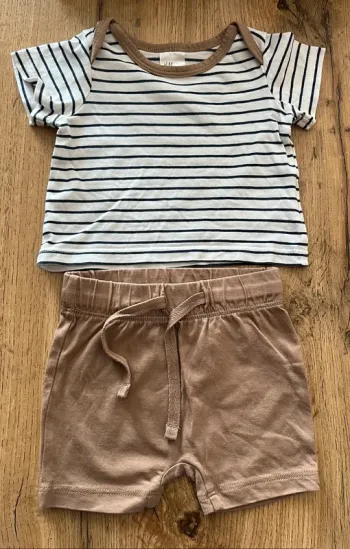 Ensemble t-shirt et short/pantalon