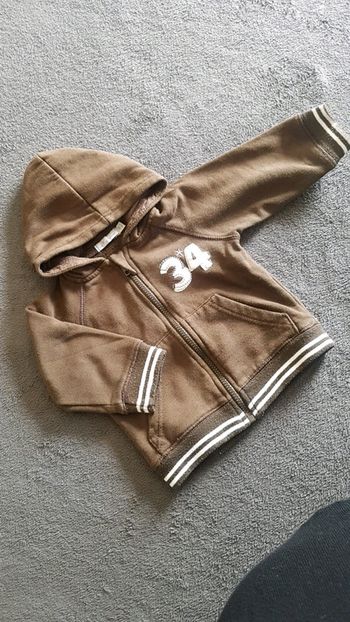 Veste zippé avec capuche marron 18 mois