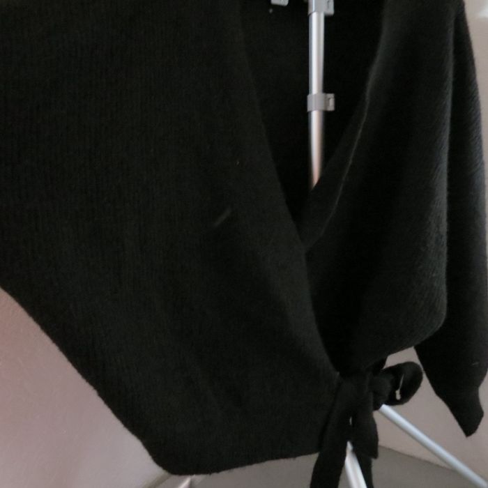 Taille XXL (coupe légèrement ample, style cosy).  Magnifique pull cache-cœur en maille noire, parfai - photo numéro 6