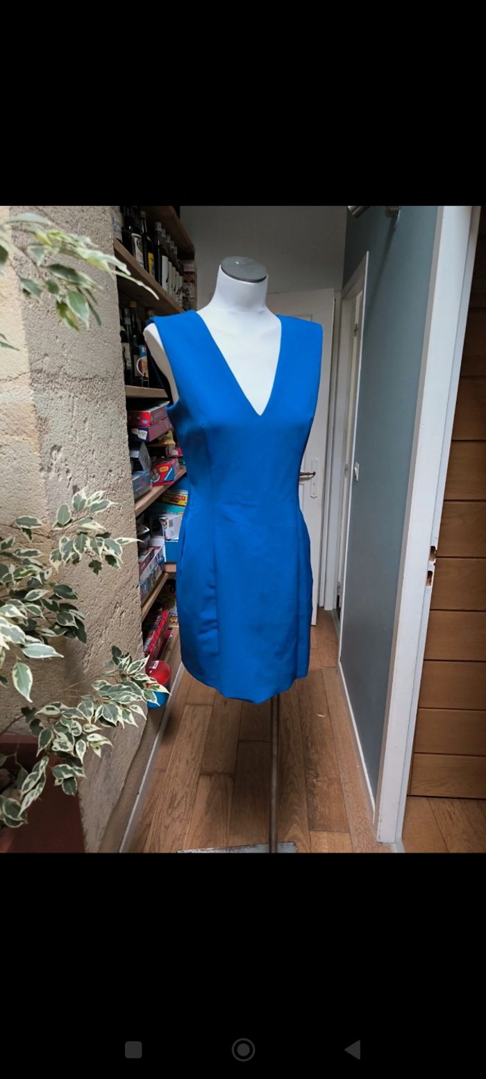 Robe sans manche bleu électrique 
Marque Zara. Taille S