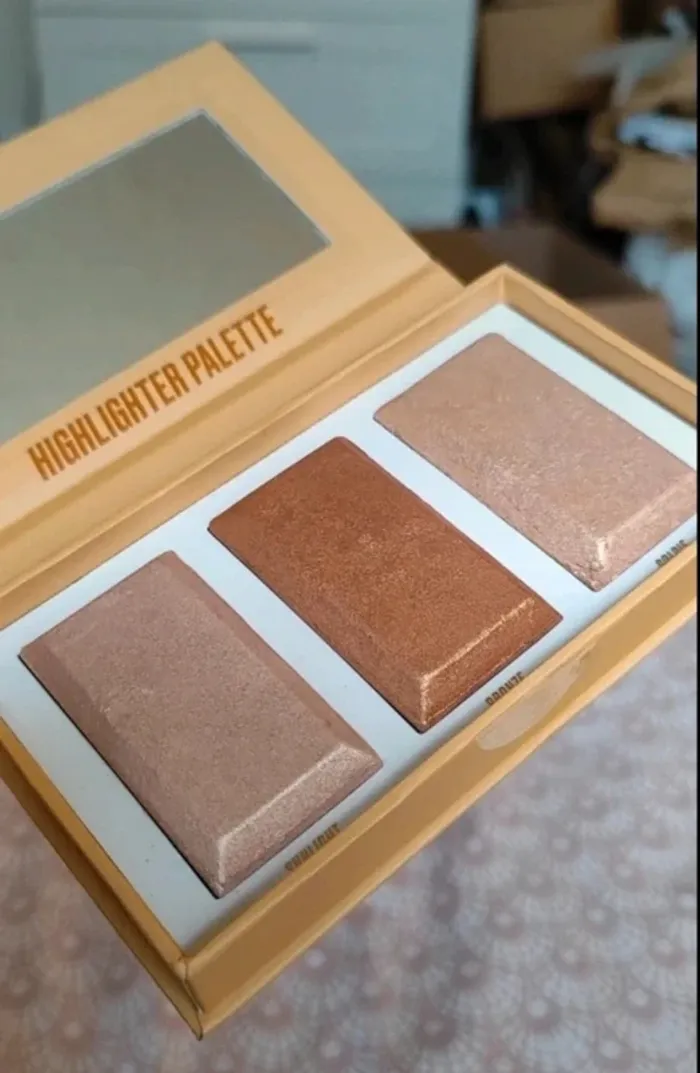 By Beauty Bay Golden Glow Highlighter Palette Teinte Golden Glow
Neuf - photo numéro 3