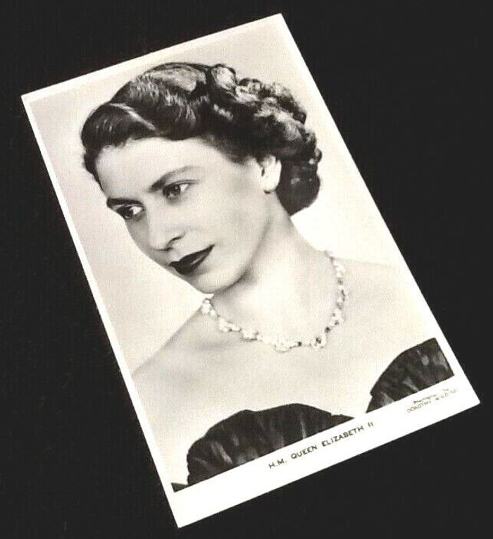 Carte postale ancienne Queen Elisabeth II Photographe Dorothée Wilding - photo numéro 4