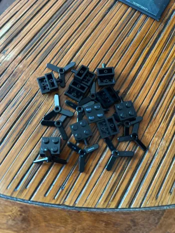 10 Lego comprenant Hélice + base plate détail dans l'annonce