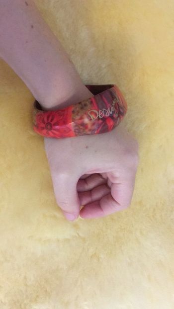 Bracelet desigual rouge léger