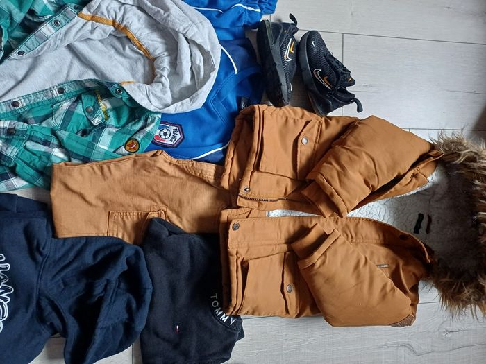Lot vêtements et paire de chaussures - photo numéro 2
