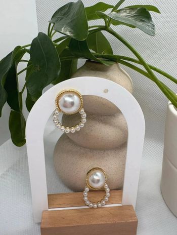 Jolie paire de boucle d'oreille chic perlée