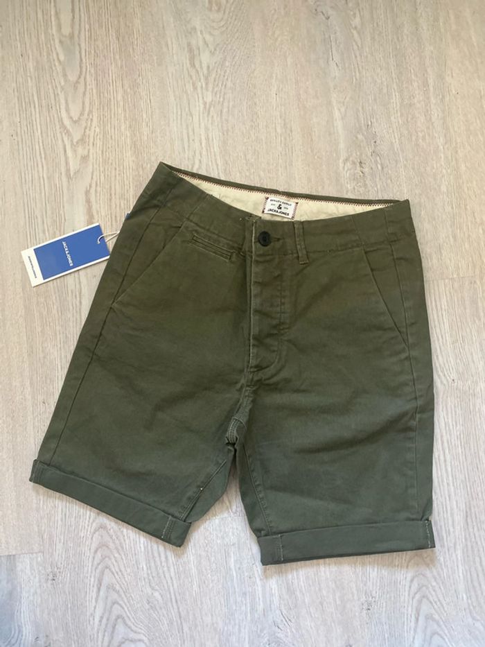 Short bermuda chino , couleur kaki, marque Jack & Jones. Taille XS Neuf