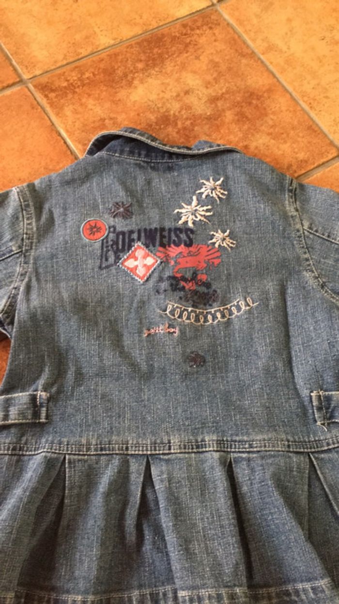 Veste en jean avec motif 4 ans en très bon état - photo numéro 5
