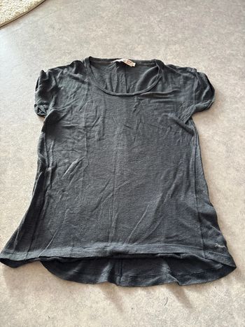 t-shirt gris