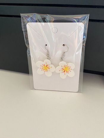 Très jolies boucles d’oreilles fleur blanche
