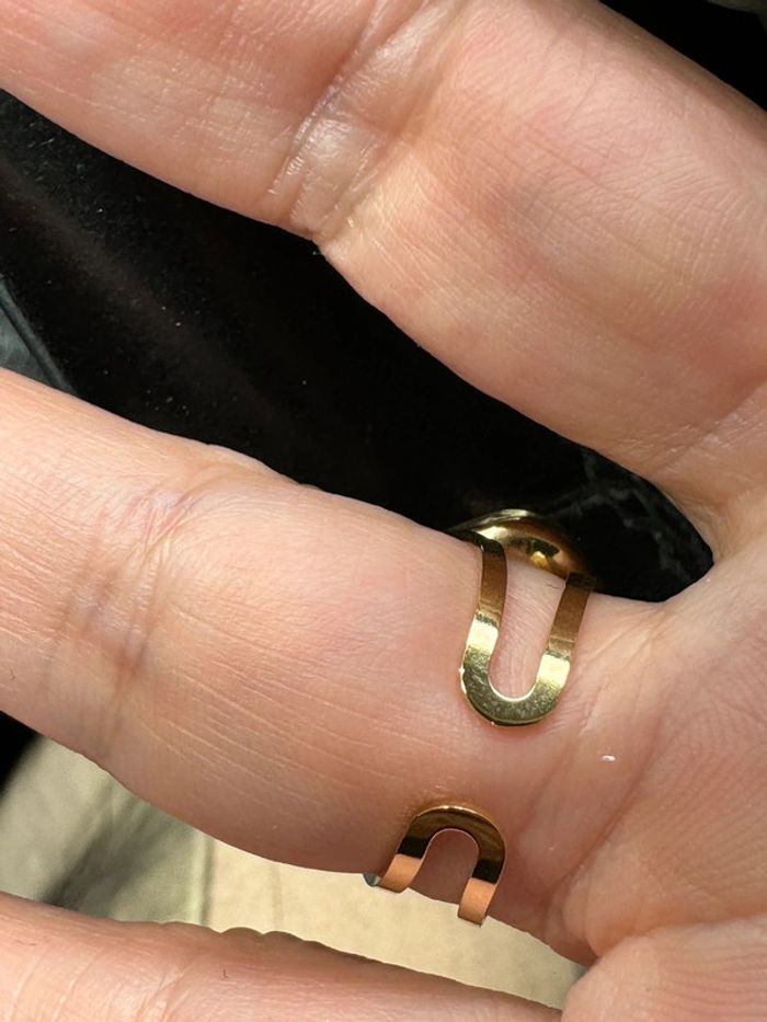 Bague réglable acier inoxydable or 3 pavés multi facettes verts - photo numéro 2