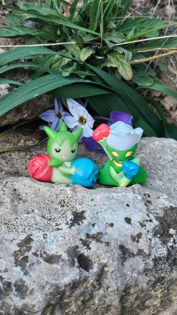 Super figurine Pokemon Nintendo finger puppet évolution roselia roserade 