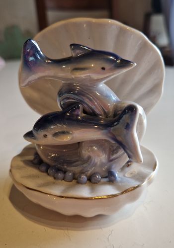 Décoration vintage dauphins dans une coquille