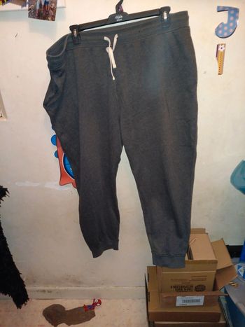 Jogging t. 4xl kiabi a des bouloches pas de vinted go