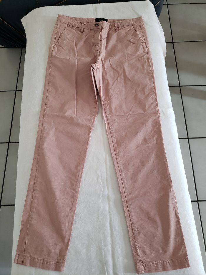 Chino rose pâle à motifs