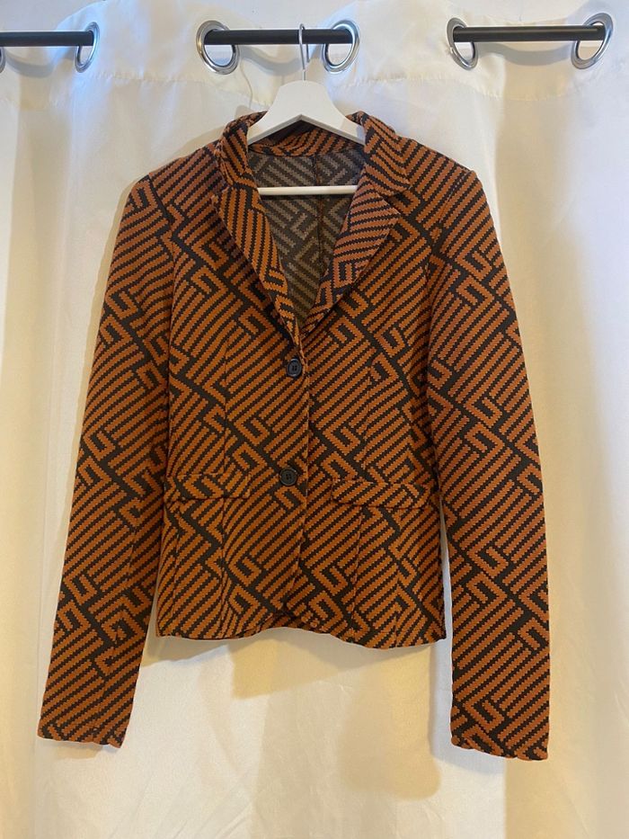 Blazer ajusté orange et noir à motifs géométriques