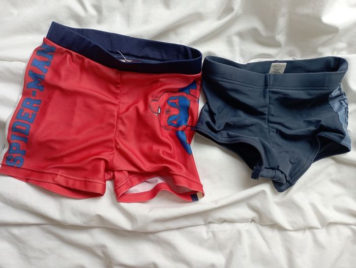 Lot 2 maillots de bain 5 ans marques diverses 5 ans 2€