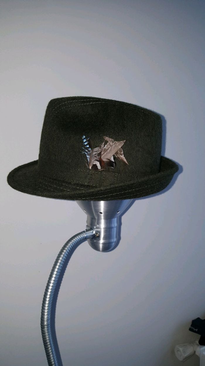 Chapeau vert en feutre type alpin