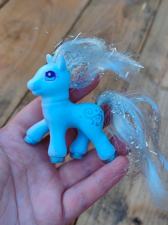 Figurine bébé petit poney blanc et argenté - hasbro