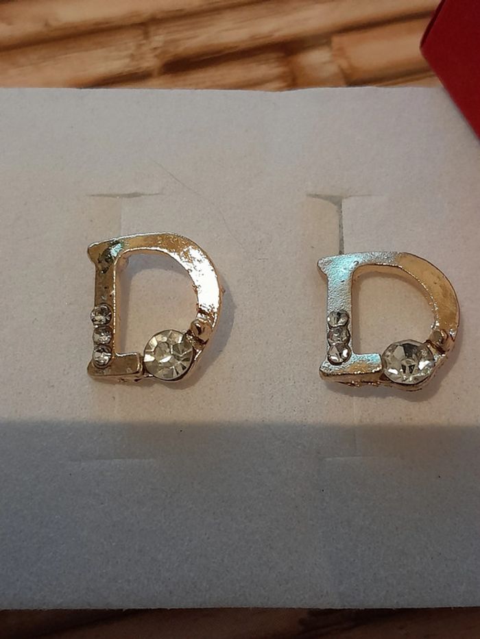 Boucles d'oreilles dorées, lettre D, avec strass - photo numéro 2