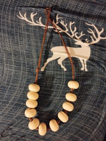 Collier avec perles blanc cassé