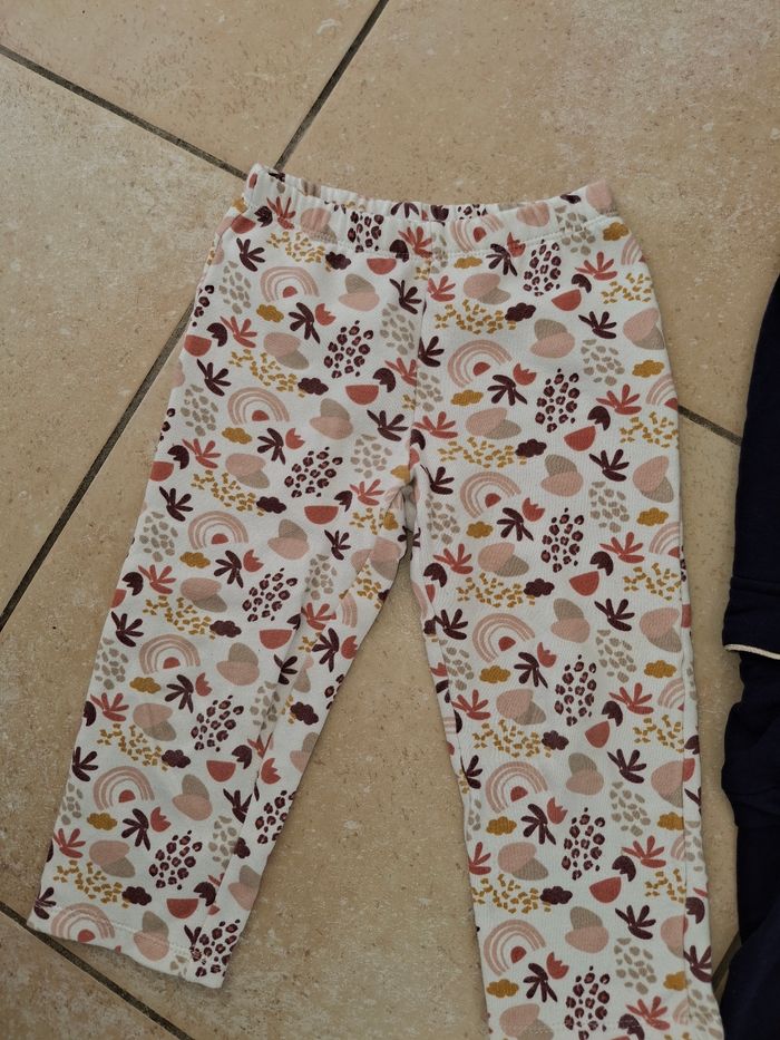 Lot 3 joggings molletonés fille 4 ans comme neuf - photo numéro 2