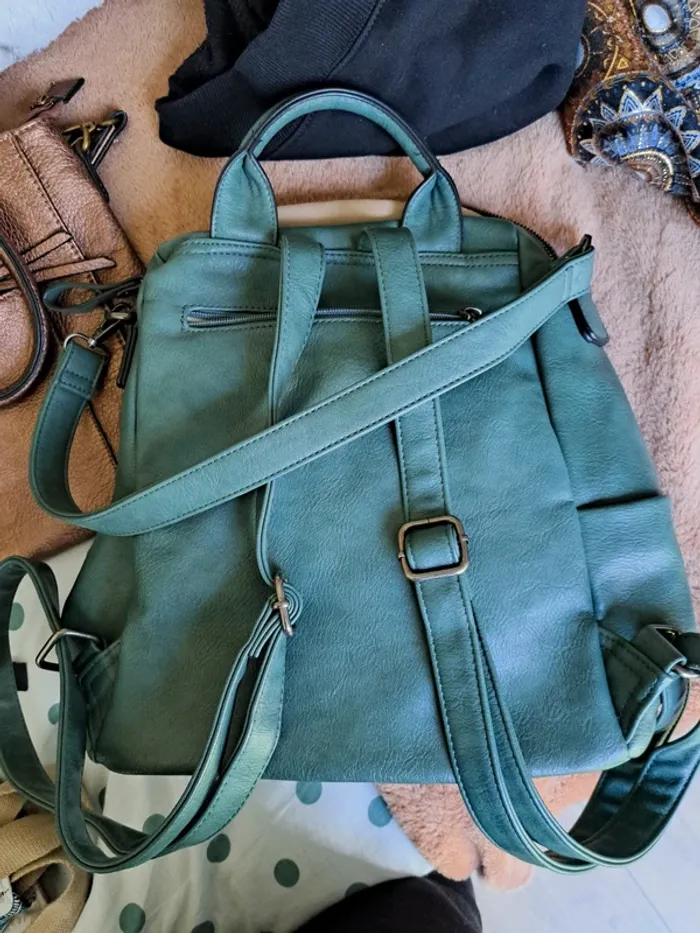 Sac a dos , a main - photo numéro 2