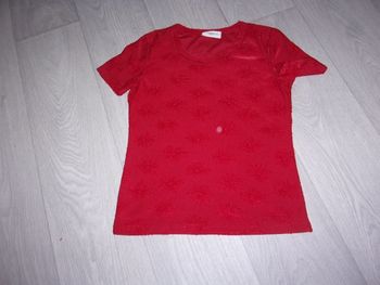 Tee shirt CAROLL rouge fleurs en relief taille 38 TBE