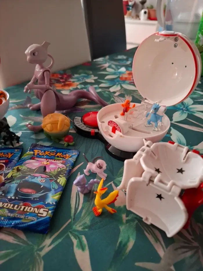 Magnifique lot de pokeball toupie avec figurine et cartes pokemon non officiel - photo numéro 2