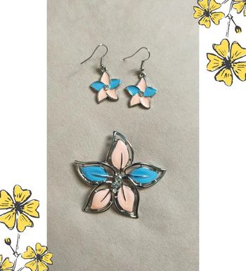 Parure pendentif + boucle – Fleur bleue, saumon & argenté avec strass