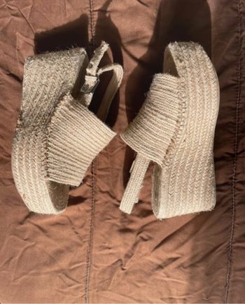 Sandales compensées beige tressées