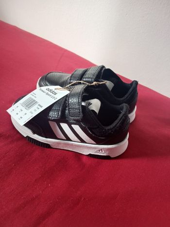 Adidas pratiquement neuf , porté une fois