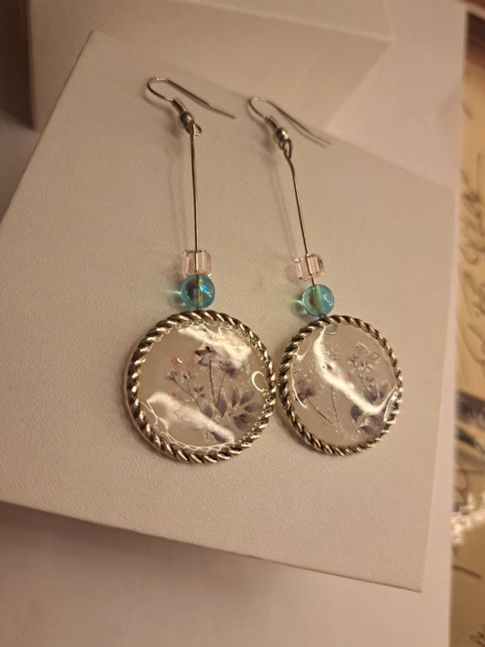 Boucles d'oreilles pendante en résine florale - photo numéro 7