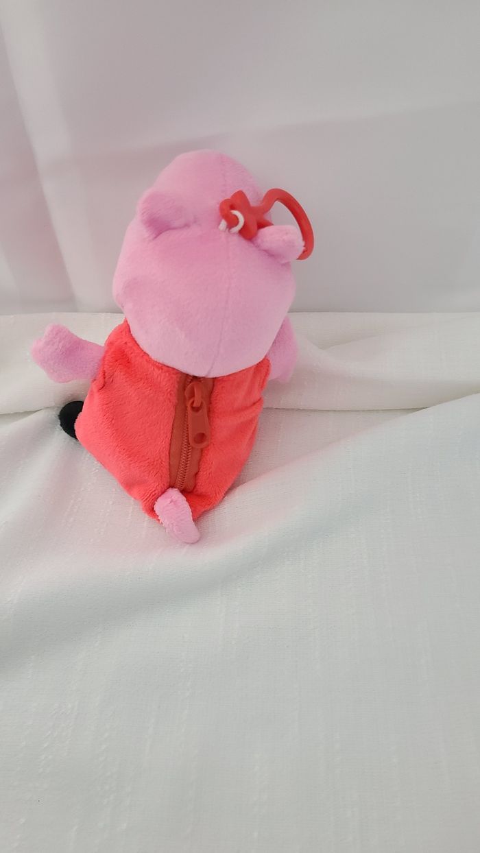 Peluche porte-clés Peppa Pig P.M.I Kids World robe rouge porte monnaie 16 cm - photo numéro 2
