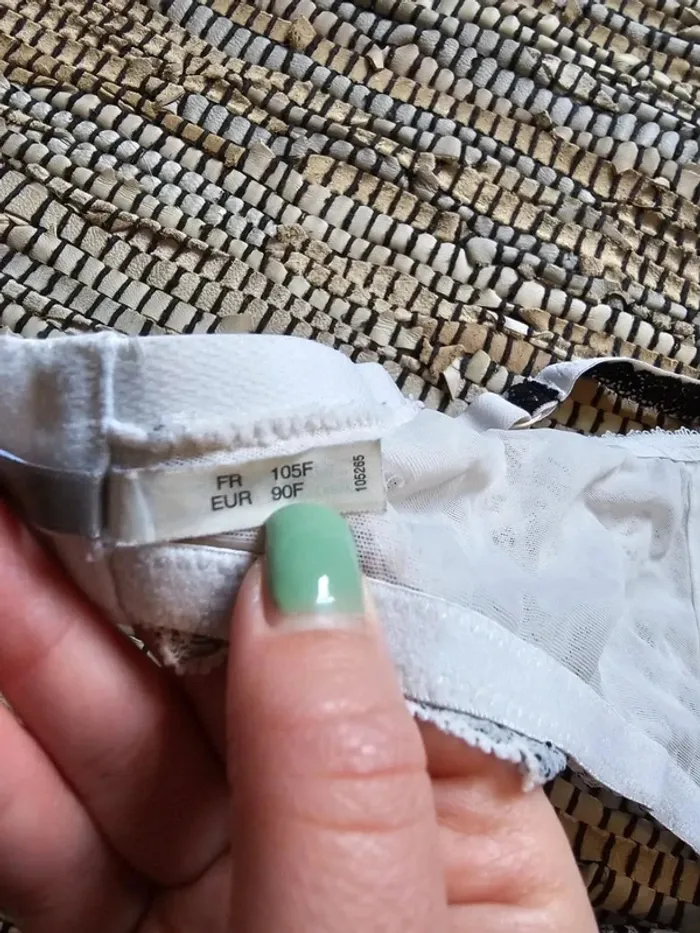 Soutien-gorge dentelle 105F RougeGorge – grande taille, très bon état - photo numéro 3