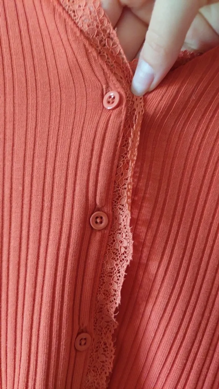 T‑shirt orange col V Kiabi – Taille M - parfait état - coton et polyester - photo numéro 3