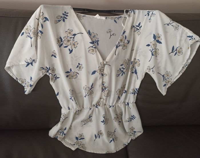 Chemisier fond crème avec fleurs beige et bleues - photo numéro 2