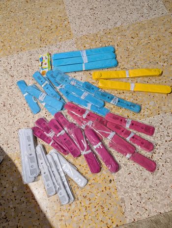 Gros lot de pompons en papiers colorés neufs 