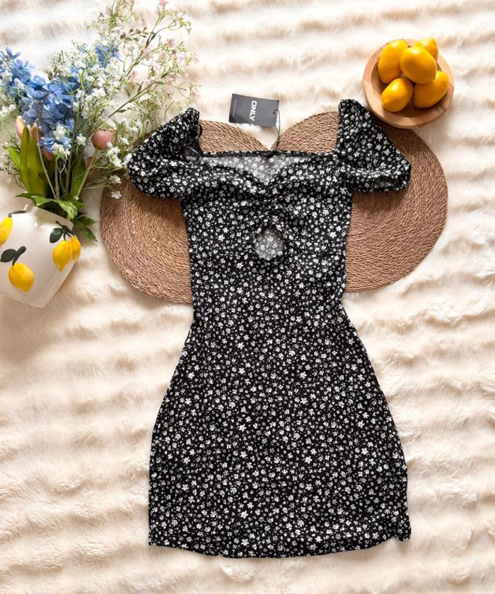 Robe noire à fleurs blanches Only taille S
