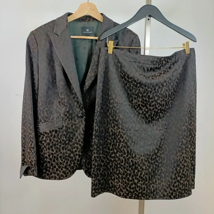 Ensemble Tailleur jupe et veste Olivier Grant motif léopard satiné - taille 44 A776