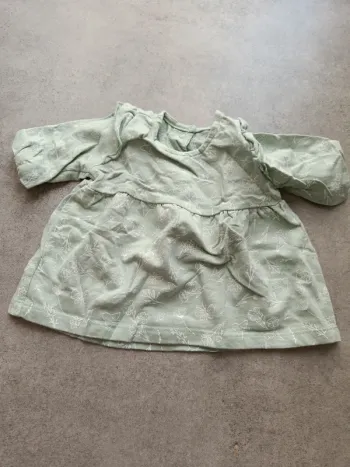Robe verte Primark 1 mois