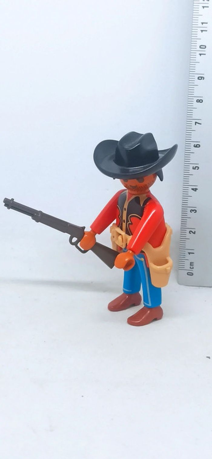 Homme Cowboy haut rouge et fusil playmobil