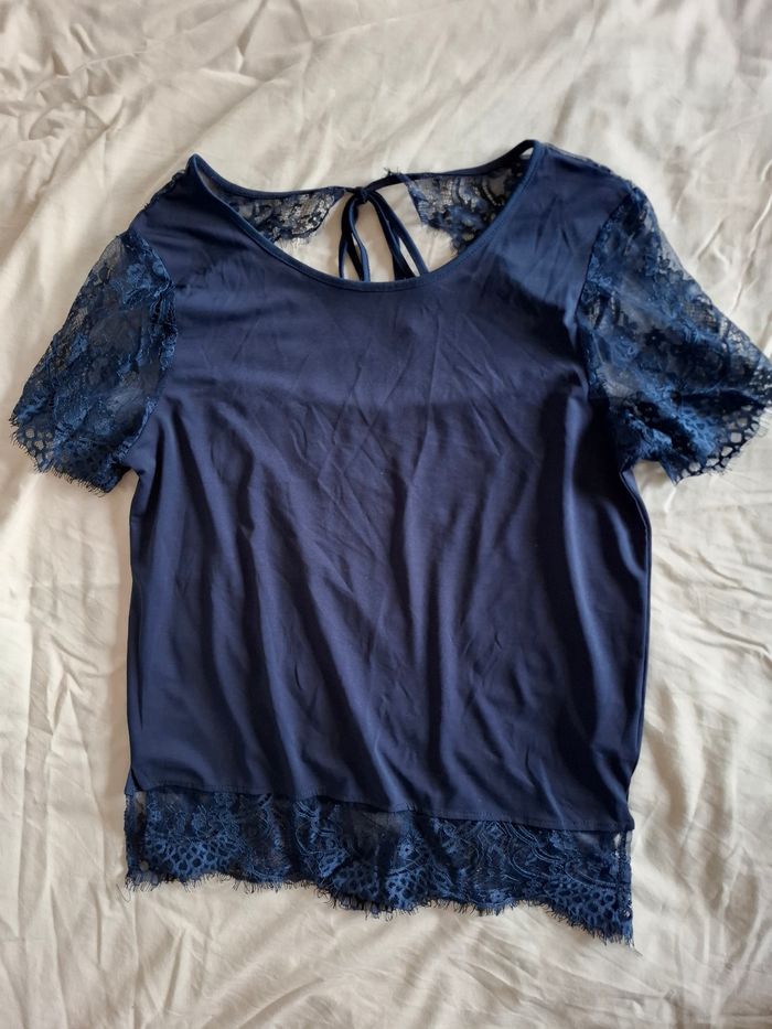 Tee shirt en dentelle avec dos nu