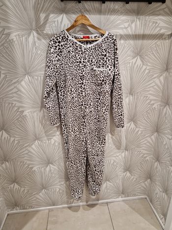 Joli pyjama combinaison léopard taille 46