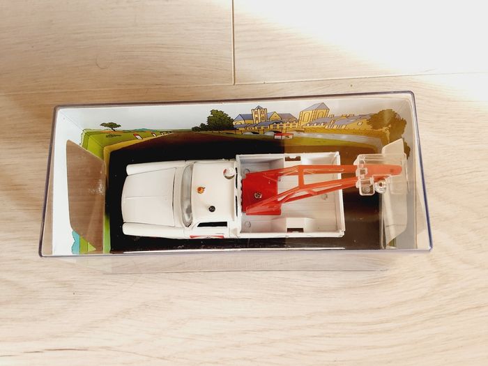 Petite voiture Peugeot 404 Dépanneuse Avia Les petits utilitaires français 1950 - 1960 - photo numéro 2