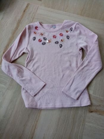 Haut avec fleurs brillantes et perles