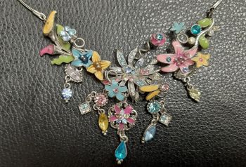 Très joli collier plastron fleurs, strass et breloques